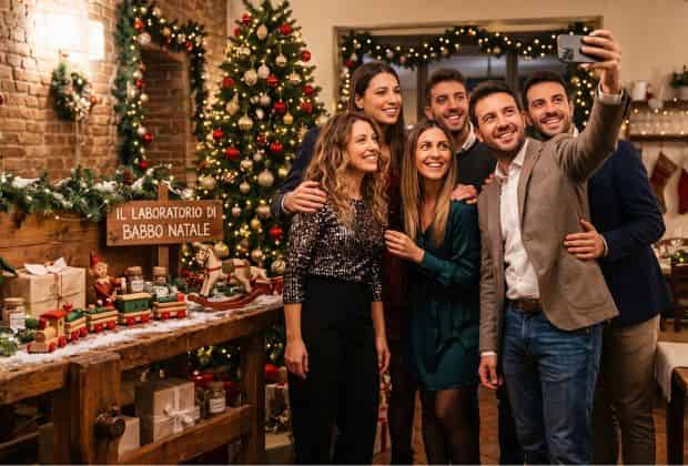 Colleghi che si scattano una foto creativa durante la cena aziendale natalizia