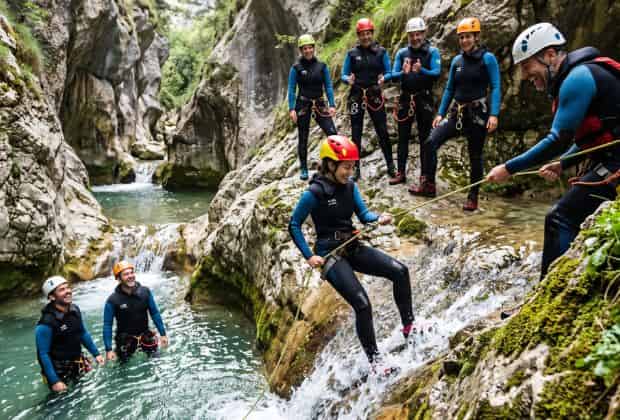 Colleghi che risalgono una cascata durante un team building canyoning