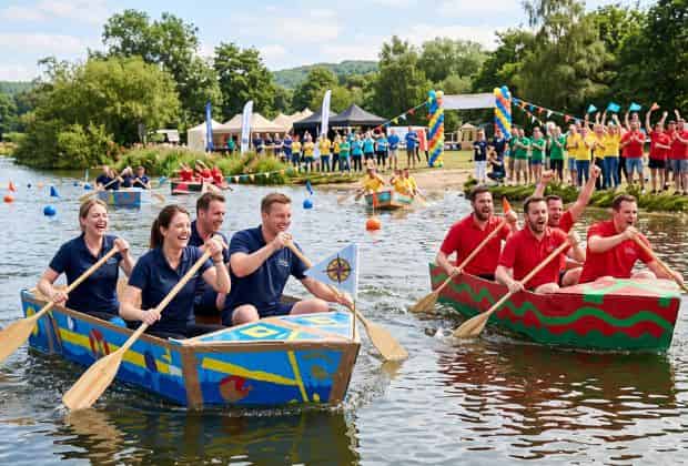 Colleghi che remano per vincere una carton boat race