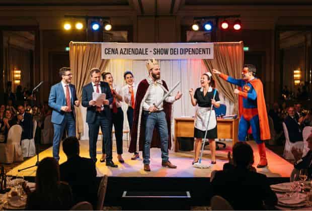 Colleghi che eseguono una rappresentazione teatrale durante una cena al teatro aziendale