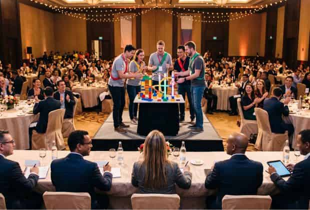 Colleghi che competono davanti alla giuria nella cena aziendale il gioco dei teams