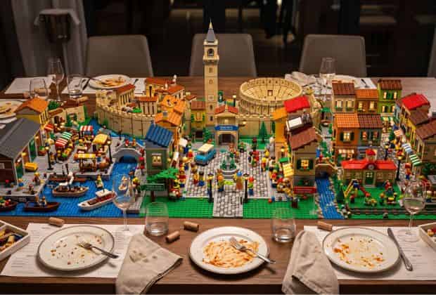 Opera realizzata con mattoncini colorati da colleghi durante una cena aziendale LEGO