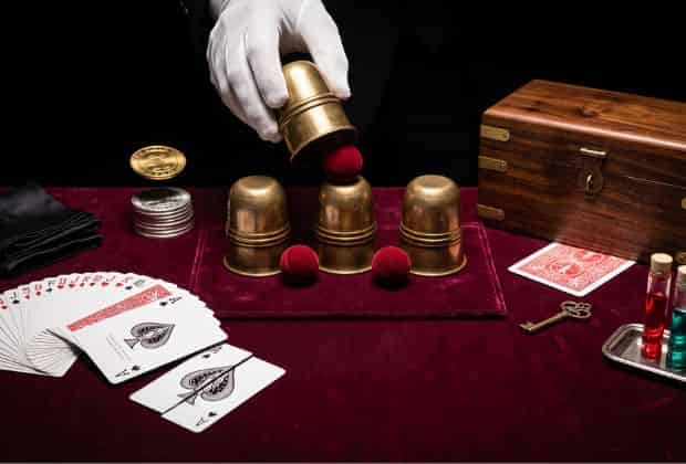 Strumenti per fanno trucchi di magia durante la cena aziendale magic show