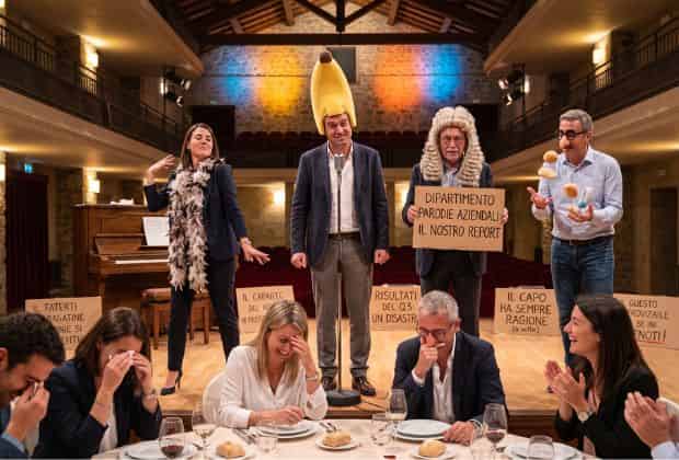 Colleghi che prendono parte a uno sketch comico durante una cena cabaret aziendale