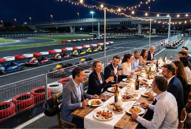 Colleghi che cenano a fianco di una pista durante una cena aziendale go-kart