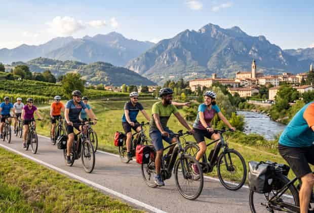 Colleghi che pedalano su una pista ciclabile in campagna