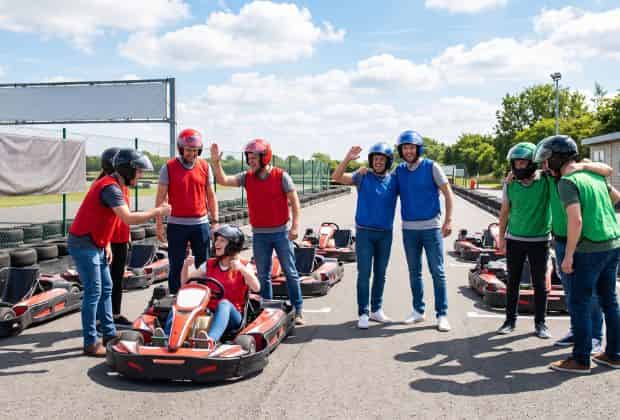 Colleghi che si preparano a una sfida con i go kart durante un team building