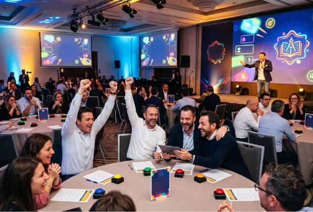 Colleghi che festeggiano dopo aver indovinato una risposta nel team building il grande quiz