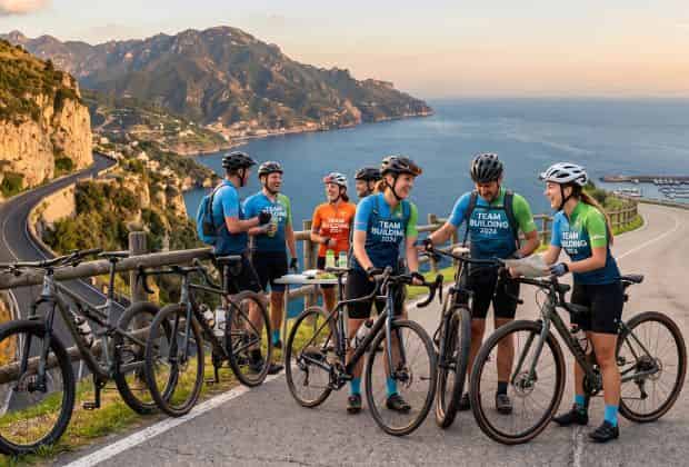 Colleghi ciclisti che pedalano al mare durante un team building
