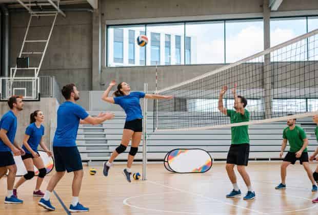 Colleghi che giocano a pallavolo