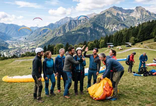 Colleghi che fanno parapendio