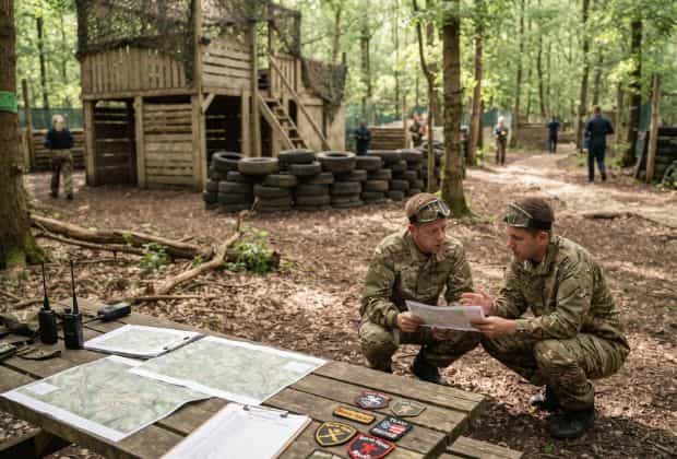 Briefing strategico di squadra prima di una missione Soft Air
