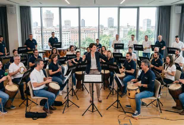 Colleghi che suona insieme durante un team building corporate orchestra