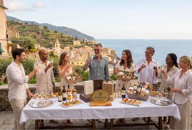 Colleghi in un viaggio incentive in Italia che degustano prodotti locali